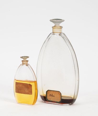 Deux flacons de parfum en verre soufflé-moulé,...