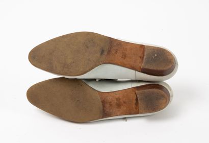 HERMES 
Paire de derbys en cuir d'agneau...