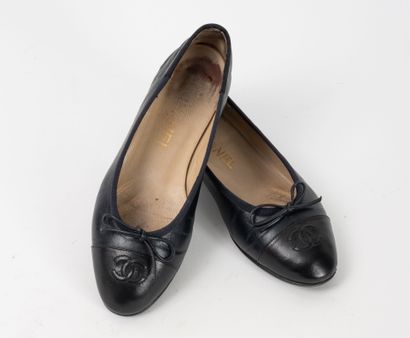CHANEL 
Ballerines en cuir bleu marine et...