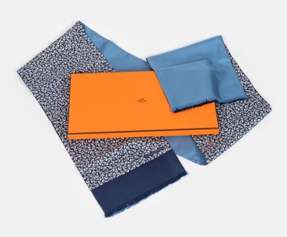 HERMES
Foulard double face en soie à décor...
