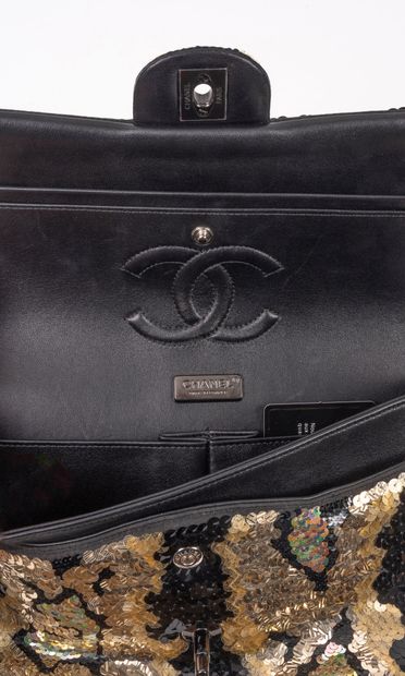 CHANEL 
Sac à main Classique à double rabat...