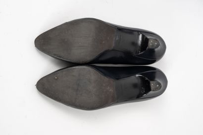 CHANEL
Paire d'escarpins en cuir à petit...
