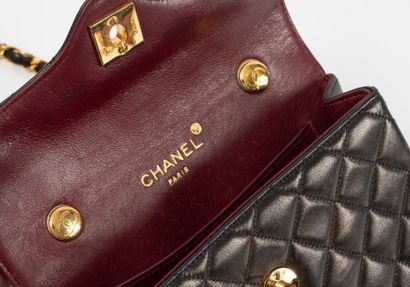 CHANEL Paris
Sac pochette à rabat en agneau...