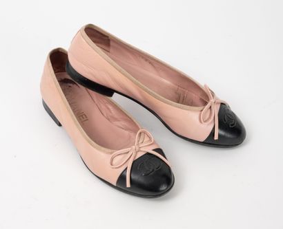 CHANEL 
Ballerines en cuir rose et noir.
Pointure...