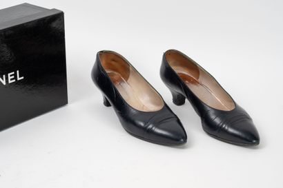 CHANEL
Paire d'escarpins en cuir à petit...