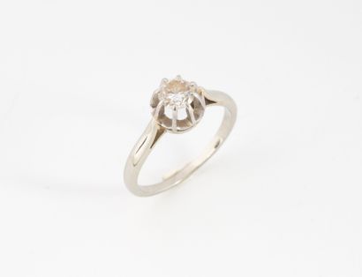 Solitaire ring in white gold (750) and platinum...