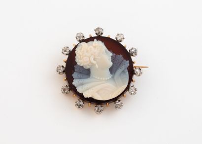 Round yellow gold (750) brooch centered on...
