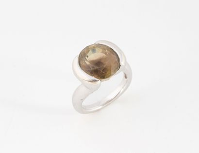Bague en or gris (750) centrée d'une importante...