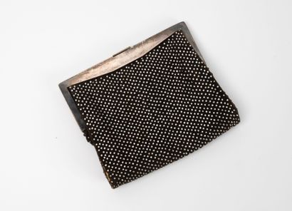 CHANEL
Petit sac du soir en métal argenté...