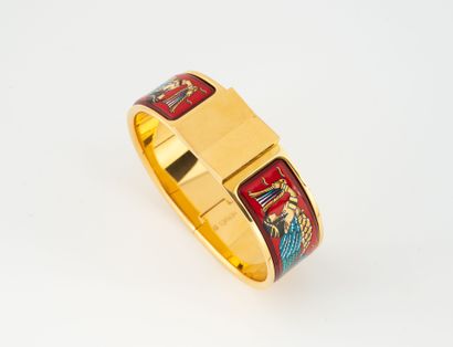 HERMES
Bracelet rigide en métal doré à décor...
