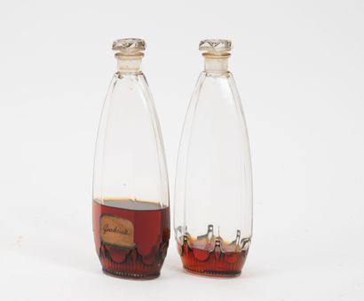 Deux flacons de parfum en verre soufflé-moulé,...