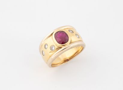 Bague en or jaune (750) orné d'un rubis ovale...