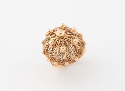 Yellow gold (750) dome-shaped ring decorated...