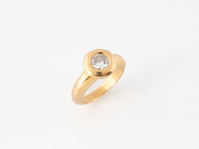 Bague solitaire en or jaune (750) centré...