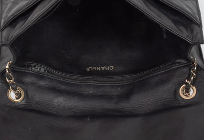 CHANEL
Sac porté bandoulière à rabat en agneau...