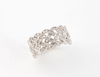 Bague en or gris (750) ornée de diamants...