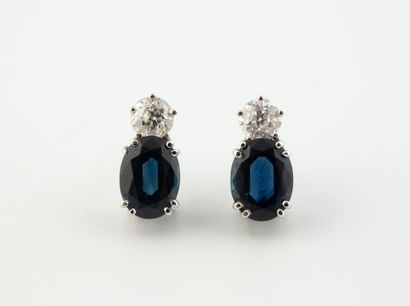 Paire de clous d'oreilles en or gris (750)...