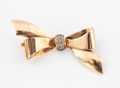Bow brooch in yellow gold (750) set with...