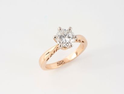Bague solitaire en or rose (750) ornée d'un...