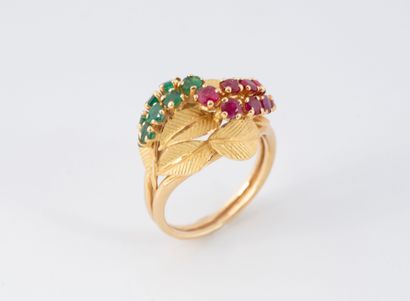 Yellow gold (750) ring adorned with leaves,...