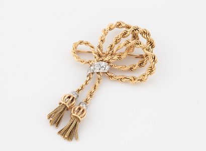Brooch in yellow gold (750) and platinum...