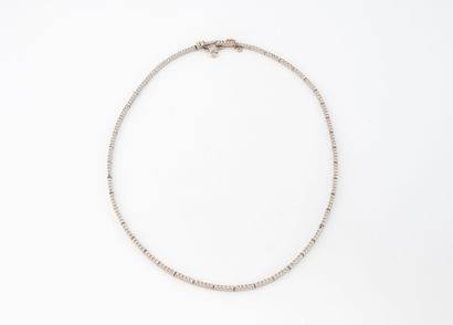 Collier ligne en or gris (750) formé de sections...