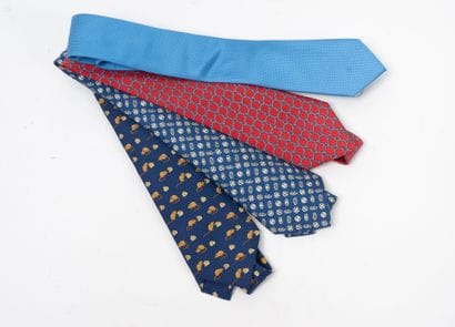 HERMES
Lot de trois cravates en twill de...