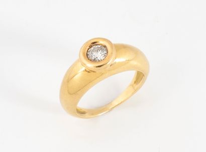 Bague en or jaune (750) ornée d'un diamant...