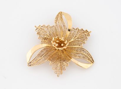 Brooch in yellow gold (750) in the form of...