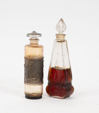 Deux flacons de parfum en verre soufflé-moulé,...