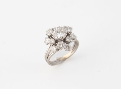 Ring in platinum (850), centered on a half-cut...
