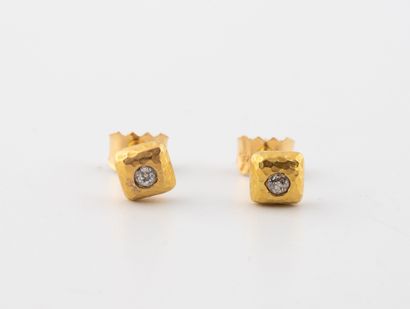 Paire de clous d'oreilles en or jaune (750)...