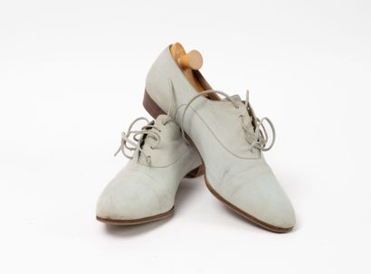 HERMES 
Paire de derbys en cuir d'agneau...