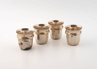 CARTIER Must
4 gobelets à liqueur en argent...