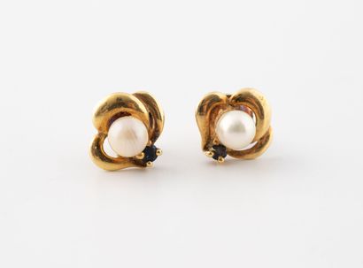Pair of stud earrings in yellow gold (750)...