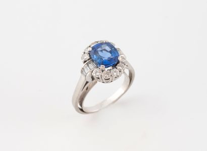 A white gold (750) and platinum (950) ring...