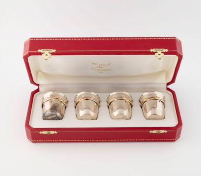 CARTIER Must
4 gobelets à liqueur en argent...