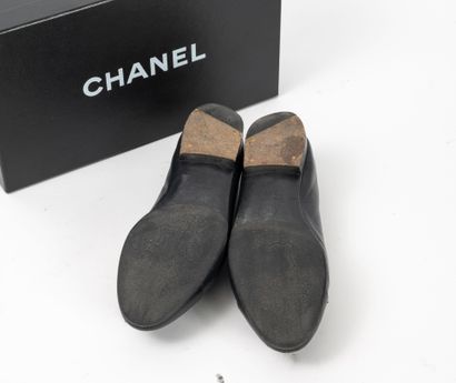 CHANEL 
Ballerines en cuir bleu marine et...