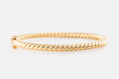 750 yellow gold bangle with twisted motif.
Weight:...