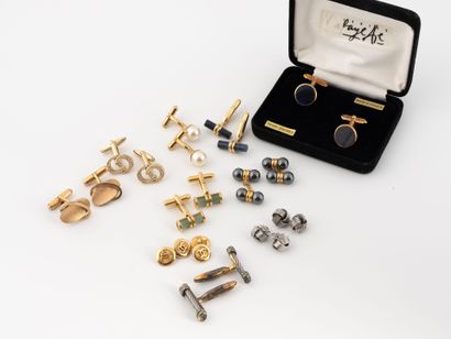 CHRISTIAN DIOR, CHANEL & DIVERS
Lot de paires...