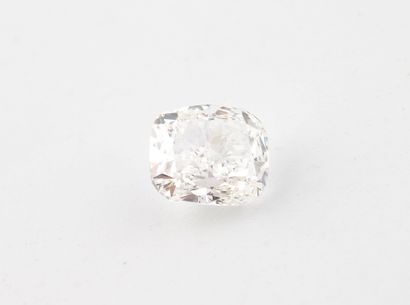 Un diamant taille coussin sur papier.
Poids...