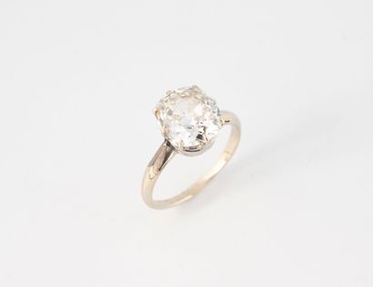 Solitaire ring in white gold (750) and platinum...