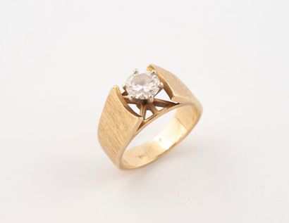 Yellow gold (750) ring set with a claw-set...
