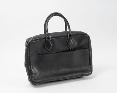 HERMES 
Sacoche plume en veau evergrain noir.
Doublure...