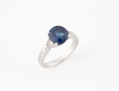 Bague en or gris (750) centrée d'un saphir...