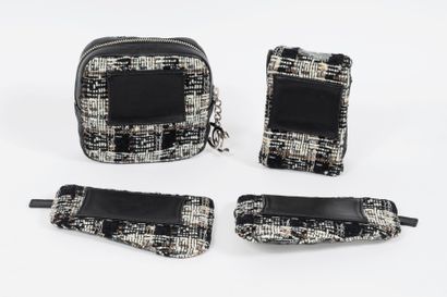 CHANEL
Quatre éléments de ceinture en jersey...
