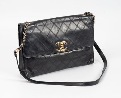 CHANEL
Sac porté bandoulière à rabat en agneau...