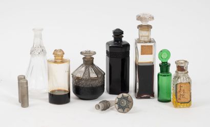 Lot de neuf flacons parfums en verre de divers...