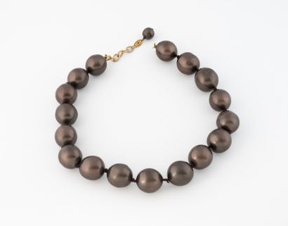 CHANEL
Collier d'importantes perles fantaisie...
