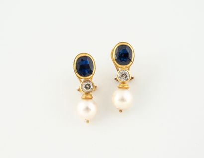 Paire de pendants d'oreilles en or jaune...